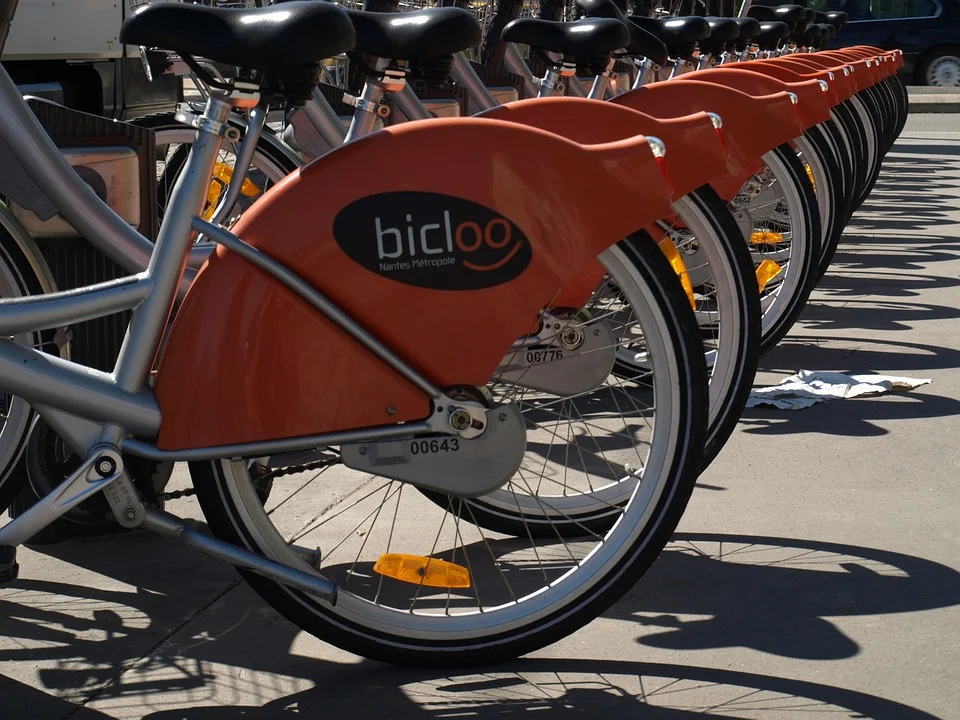 velo orange à Nantes bicloo les uns derière les autres zoom sur la roue avec ombres derrière grâce au soleil