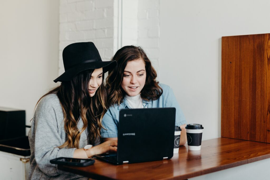 imprimer à Nantes; étudiantes recherches ordi, études ordinateur, étudiantes recherches ordinateur, filles ordinateur recherche, filles ordinateur, 2 filles ordinateur, 2 étudiantes ordinateur