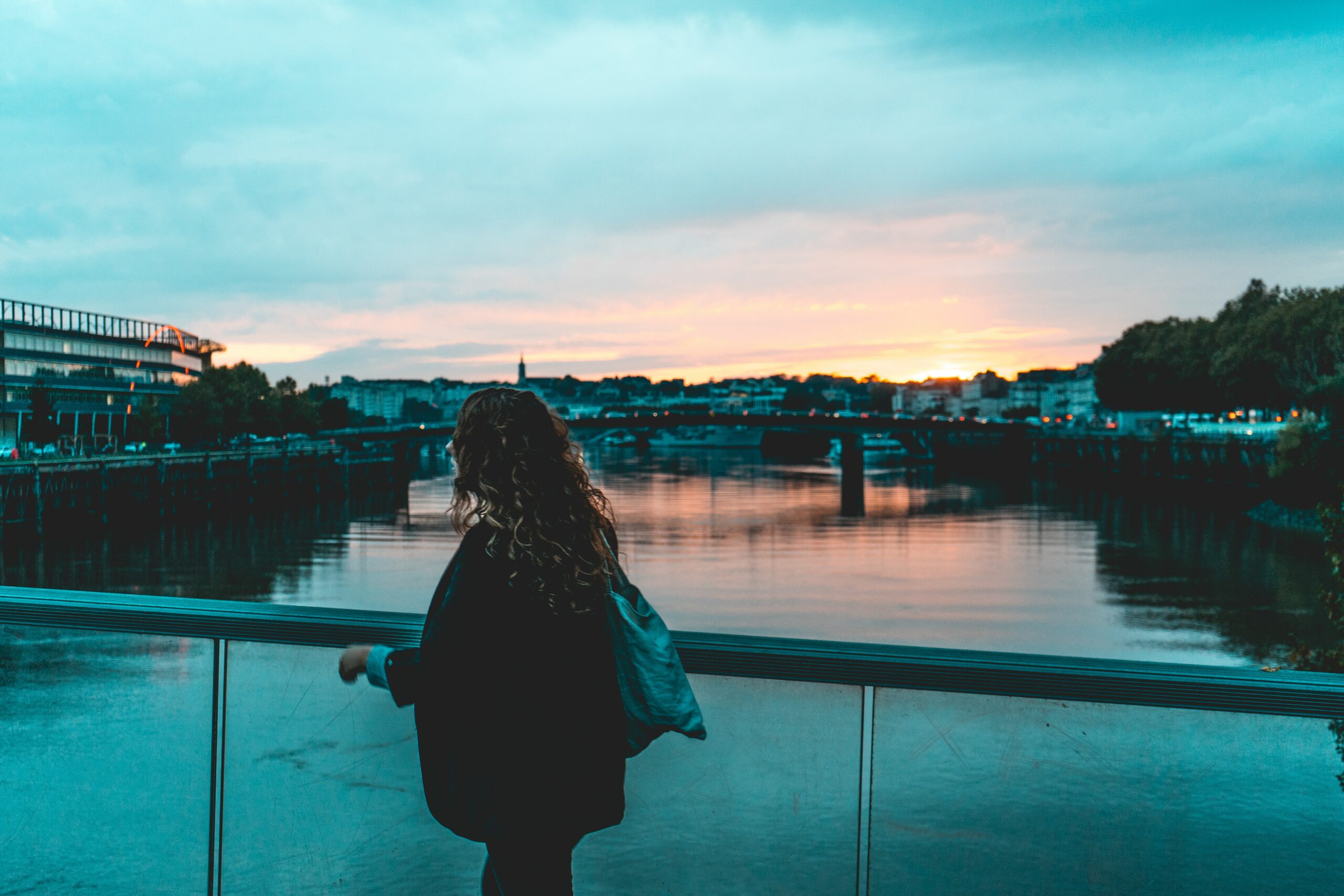 étudiante qui se promène à Nantes pour aller sur île de Nantes, étudiante couché de soleil, étudiante lac, fille habits noirs nantes, fille île de nantes, étudiante ile de nantes, erdre ile de nantes soir