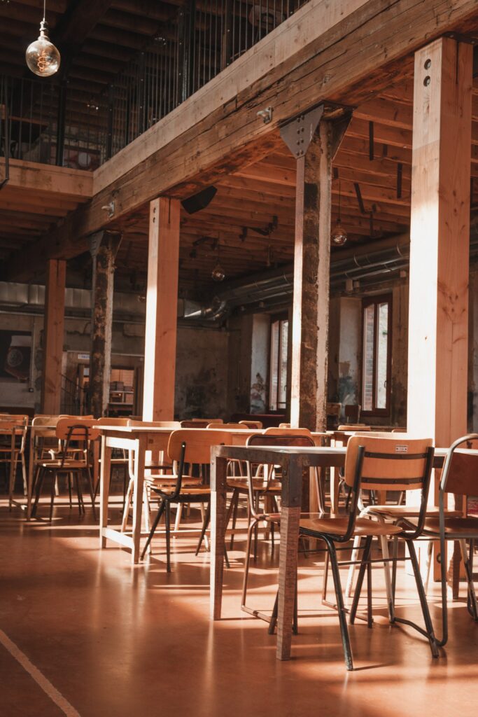 classe d'école avec des tables les unes derrière les autres et des chaises en bois lumière du soleil qui reflète sur le sol