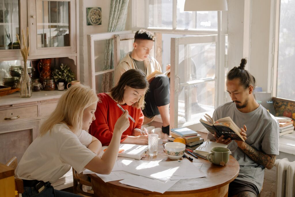 4 étudiants collocation, 4 étudiants travaillent, 4 étudiants révisions, révisions études, révisions étudiants, étudiants révisions soleil, étudiants révisions été, étudiants révisions livres