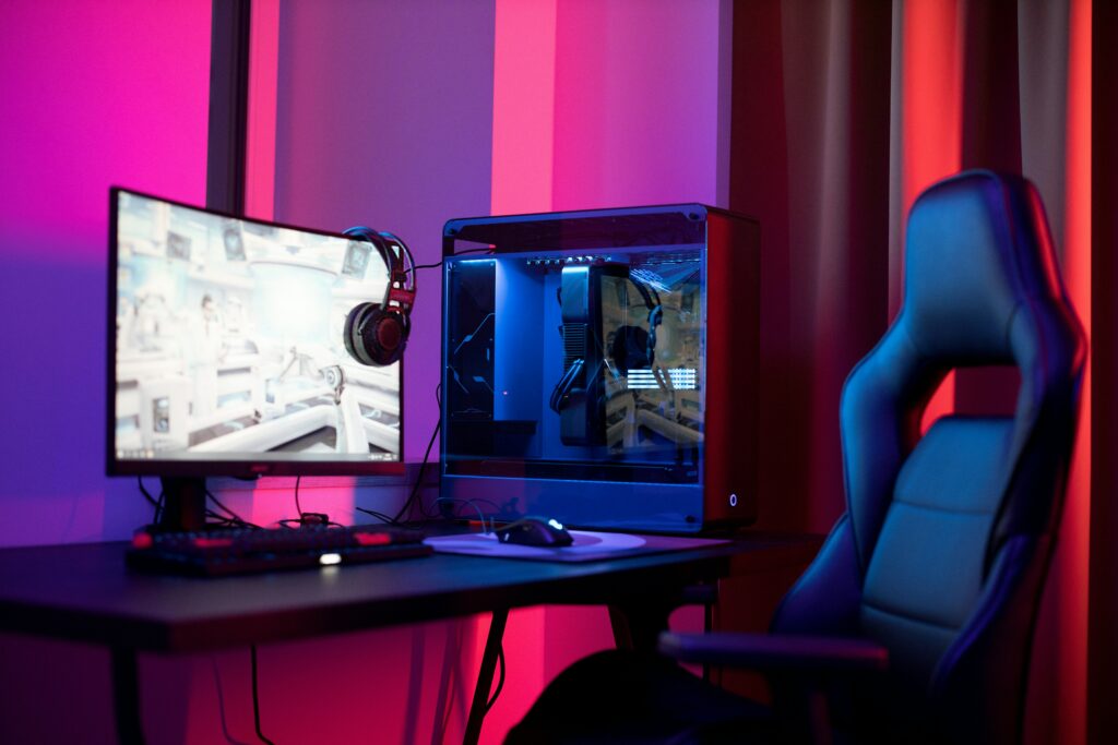 formation à nantes ordinateur chambre étudiant avec led violette et rouge et siège gaming confortable 