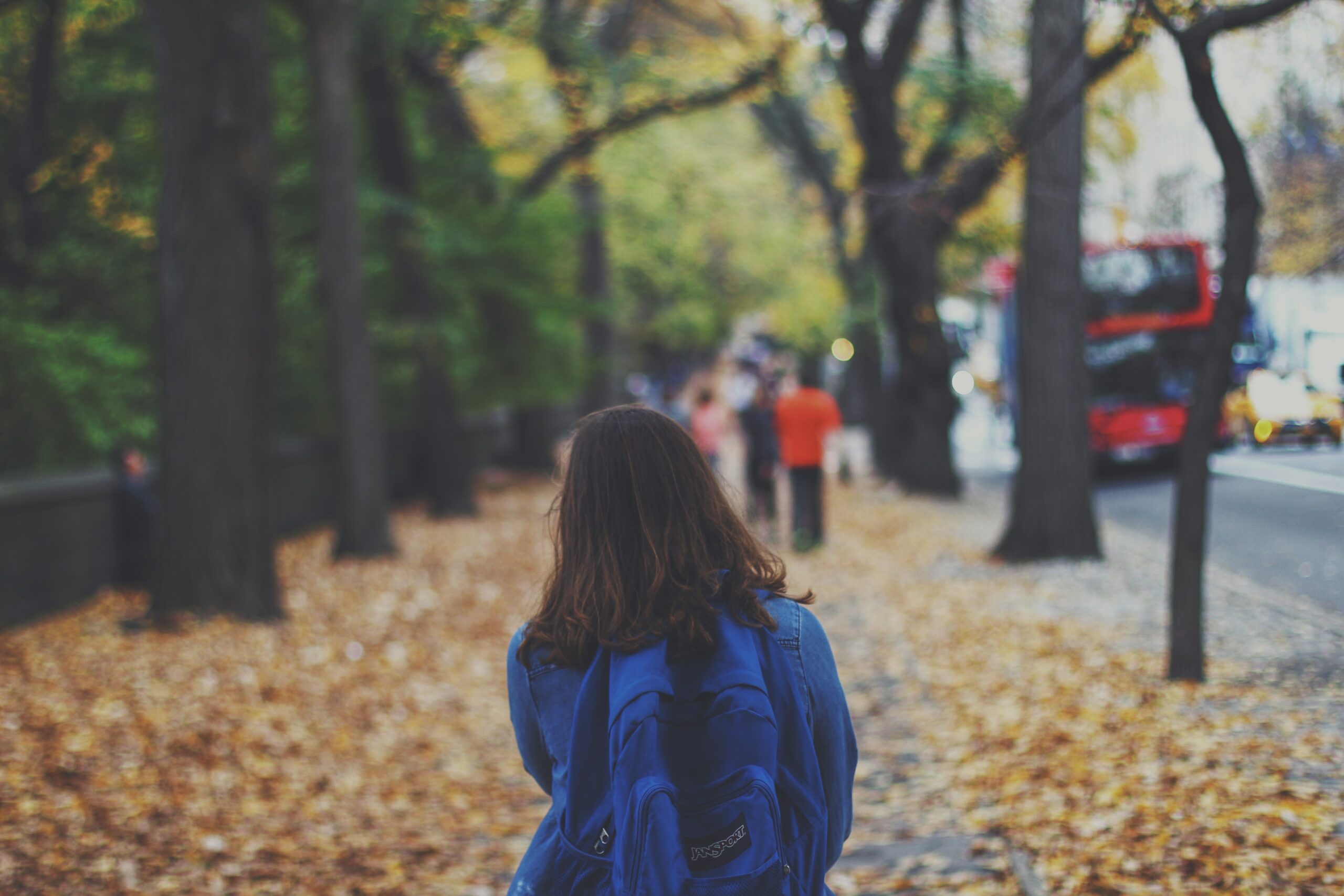 étudiante bus rentrée, étudiante bus, automne étudiante dos, fille dos automne arbres, fille automne dos marche, fille automne arbre, fille londres marche