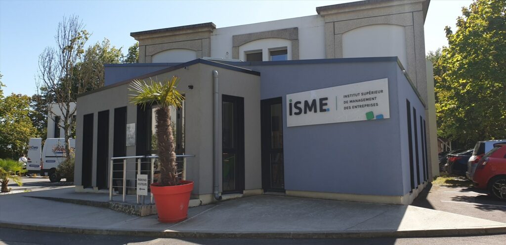 école de commerce à nantes ISME devant façade avec des l'ombre et du soleil