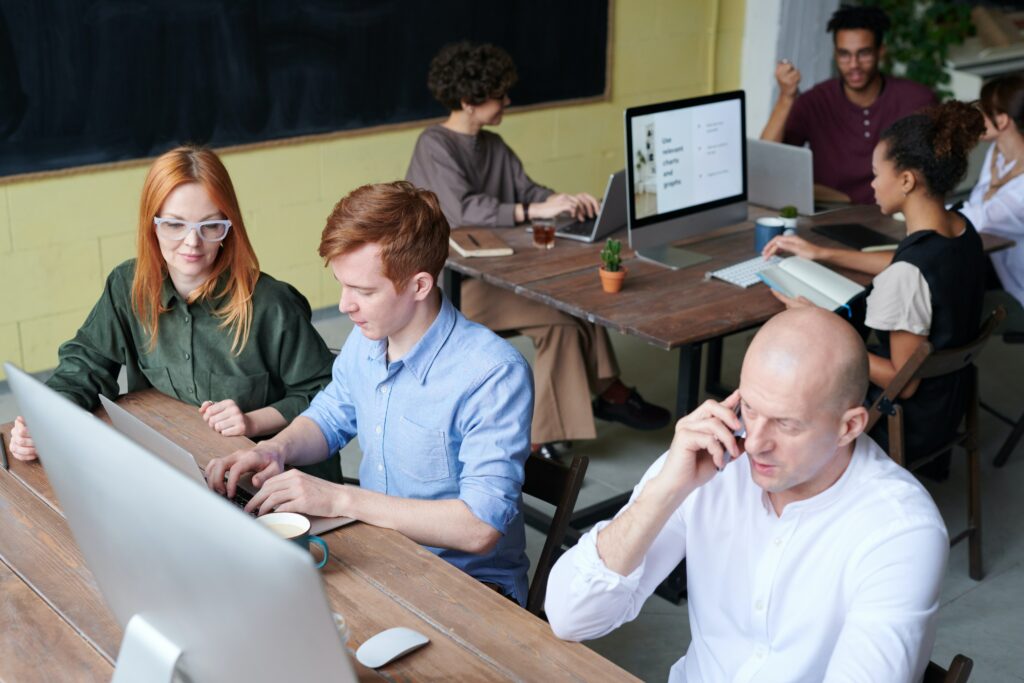 directeur de mémoire overbooké qui n'a pas le temps de s'occuper de tous ses élèves et qui est dans un co working 