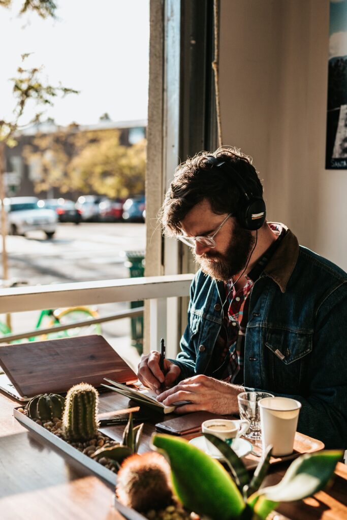 retranscrire entretiens mémoire homme casque plante ordinateur écriture