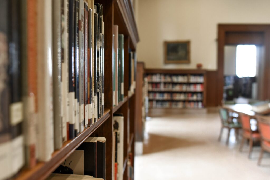 bibliothèque livres université étudiants mémoire 